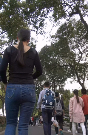 黑T恤紧身蓝牛街拍美臀美女