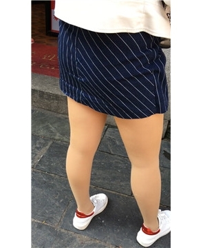 逛街偶遇买小吃的肉丝袜美腿短裙美女