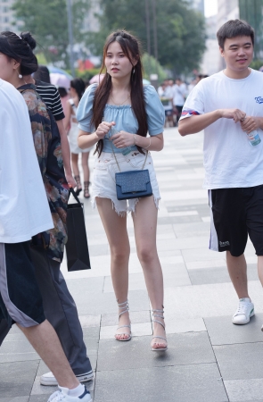 白白嫩嫩的小姐姐