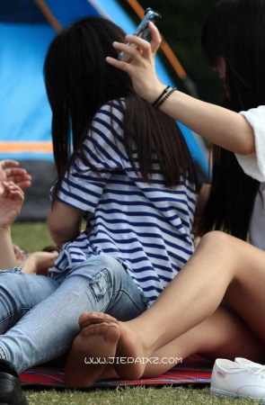 草地上的俩女孩