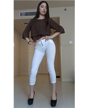 紧身白裤黑高跟性感美女 [803 MB]