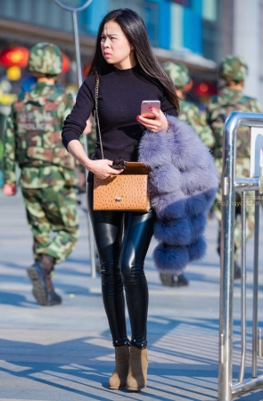 紧身皮裤，短靴