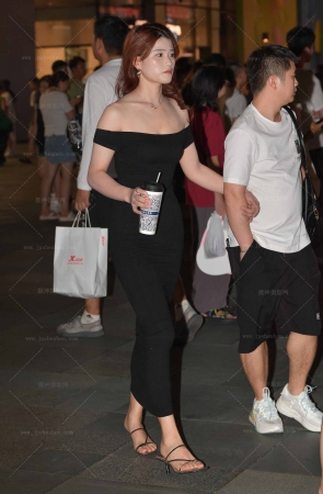 24811-35=37√抹胸包臀裙，韵味女子 11P