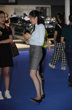 【街拍心灵】雷克萨斯销售顾问街拍黑丝高跟制服