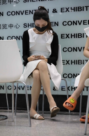 车展前台礼仪街拍小姐姐休息区二郎腿肉 丝美zu