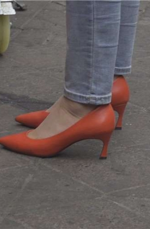 4k-橙色高跟鞋紧身蓝牛街拍美足