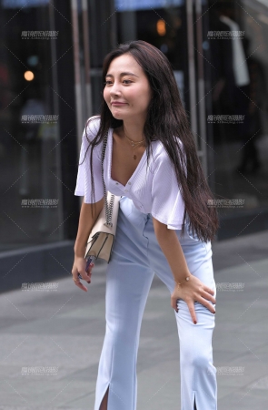 在玩自拍的小姐姐