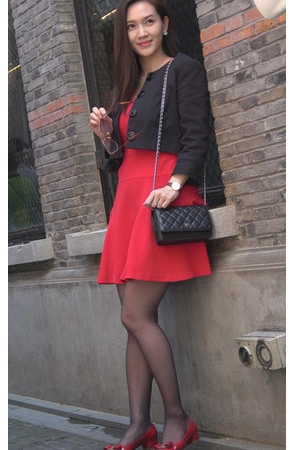 红色连衣裙妹子