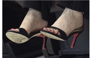 高跟，美足，成熟美女在享受按摩椅