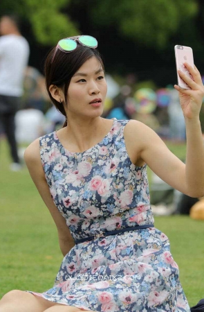 街拍花花连衣裙气质大美女