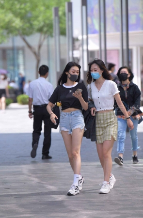 街拍饱紧热牛青春美眉