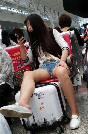 4k超清，坐姿豪放的超短热裤妹子