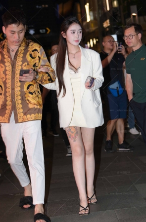 2367-12=83√街拍凉拖穿搭， 白皙美腿小姐姐 17P