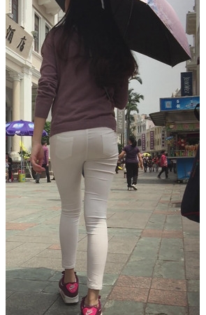 打着伞的白裤紧身妹子