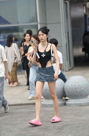 清凉的牛仔短裙小妹~