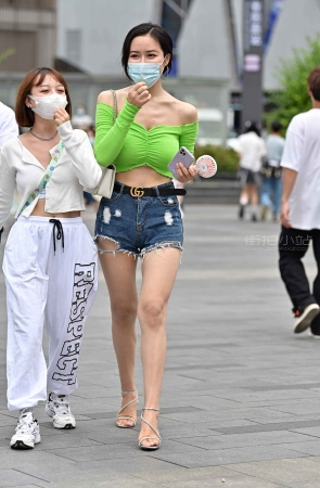 街拍大长腿热裤美女