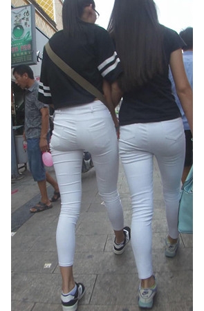 两个白裤紧身美女