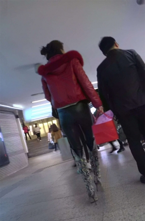 大红色外套紧身皮裤长腿美女