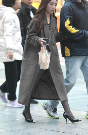 黑丝街拍高跟少妇