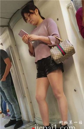 4k–地铁偶遇肉丝袜美腿皮短裤美女小姐姐