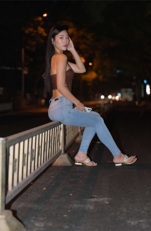 一始街拍作品 夜拍蓝色牛仔裤美女