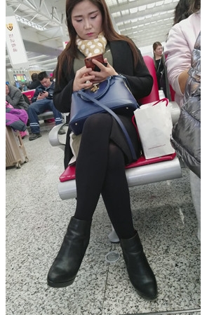 看手机的小姐姐