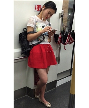 街拍地铁上听歌的红裙清纯颜值美女