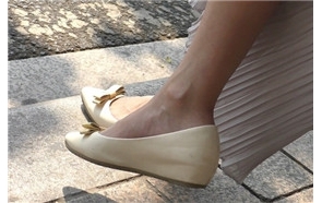 4k超清，极品干净美足漂亮美女姐姐等公交车