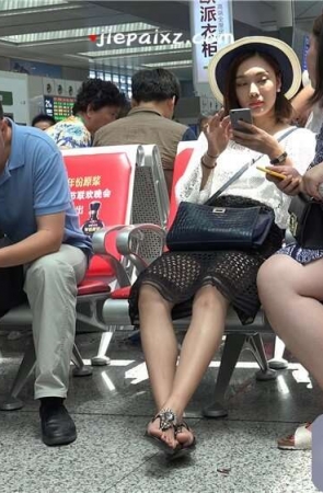 4K – 有气质的凉鞋美足靓妹 [2.31 GB/MP4]