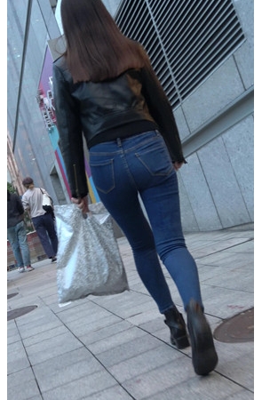 蓝色紧身牛仔裤小姐姐