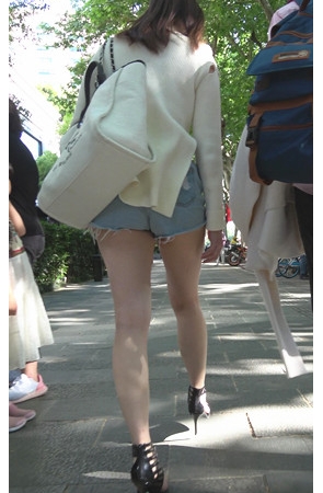 白嫩美腿牛仔热裤小姐姐