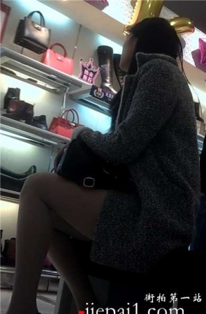 包包店内拍摄两位高跟长腿姐妹花