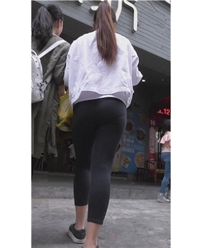 超紧身勒痕明显肥臀马尾辫MM [390 MB]