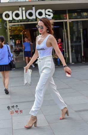 8.21 时尚 霸气外露的裸背女郎