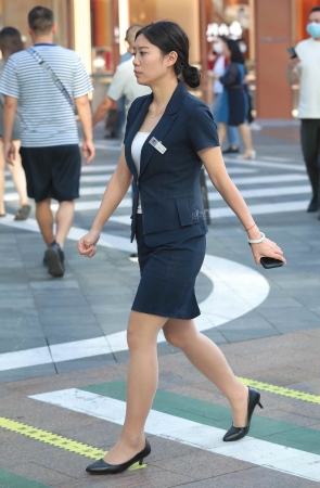 【珏一笑而过】诱惑肉丝街拍高跟OL