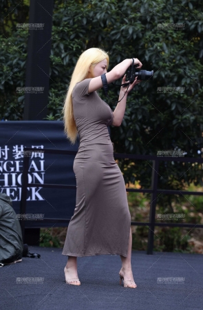 20250328金发丰腴摄影师小姐姐