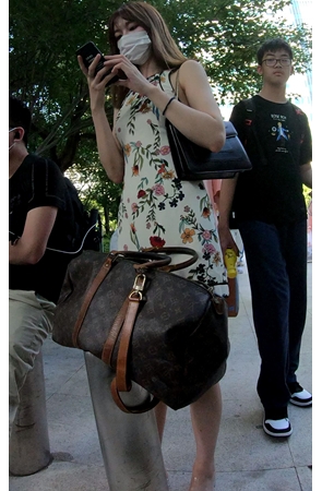 气质连体裙美女