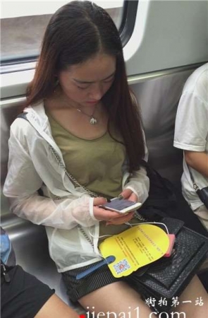 地铁上拍摄小清新美女。
