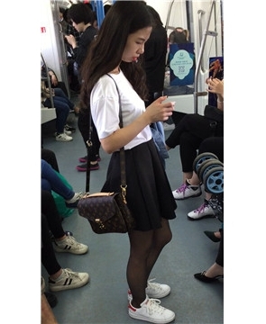 地铁拍摄短裙OL黑丝甜美小清新MM