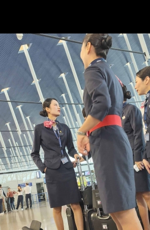 原创4K视频航站楼偶遇东航乘务组棕色丝袜质感太赞了 3P