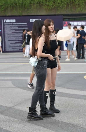 她对着你笑呢～紧牛小姐姐