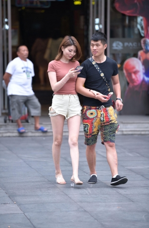 街头上一双热裤美腿成为焦点