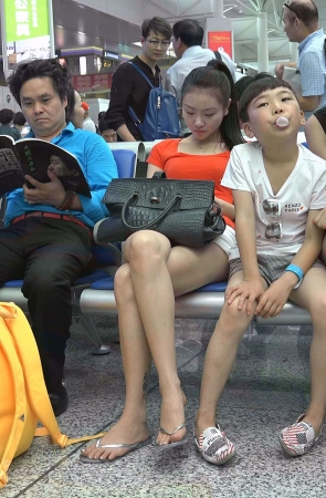 银白人字拖裸足美女