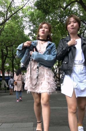 连衣裙外面配牛仔外套的姐姐