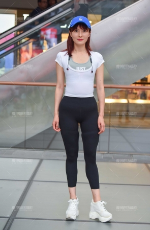 甜美紧身裤美女