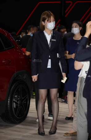 奔驰销shou黑 丝大长tui无需街拍高跟也很高挑