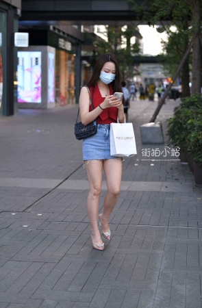 街拍牛仔短裙大长腿美女