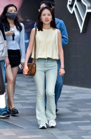 街拍气质型牛仔裤小仙女