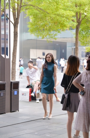 很自信的气质小姐姐