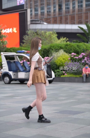 街拍超短裙美腿微胖小姐姐